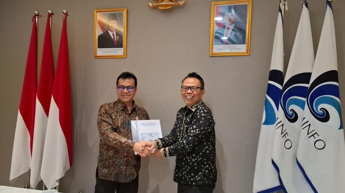 KTP2JB menyerahkan dokumen ke Wamen Komdigi Nezar Patria. (Dok. istimewa)