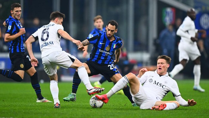 MILAN, ITALY - NOVEMBER 10:  Hakan Calhanoglu of FC Internazionale competes for the ball with Billy Gilmour of Napoli during the Serie A match between FC Internazionale and Napoli at Stadio Giuseppe Meazza on November 10, 2024 in Milan, Italy. (Photo by Mattia Pistoia - Inter/Inter via Getty Images)