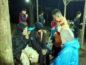 Jabar Hari Ini: 5 Pelajar SMA Tersesat di Gunung Salak Ditemukan Jabar Hari Ini: 5 Pelajar SMA Tersesat di Gunung Salak Ditemukan