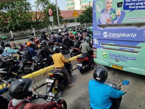Jalan MT Haryono Arah Pancoran Macet Panjang, Motor-Mobil Terobos Busway