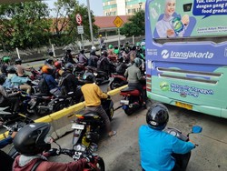 Jalan MT Haryono Arah Pancoran Macet Panjang, Motor-Mobil Terobos Busway