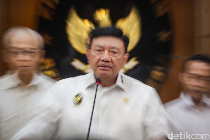 Menteri Koordinator Politik dan Keamanan (Menko Polkam) Budi Gunawan rapat bareng  Komisi Kepolisian Nasional (Kompolnas). BG menerangkan perlu pembenahan keorganisasian Kompolnas.