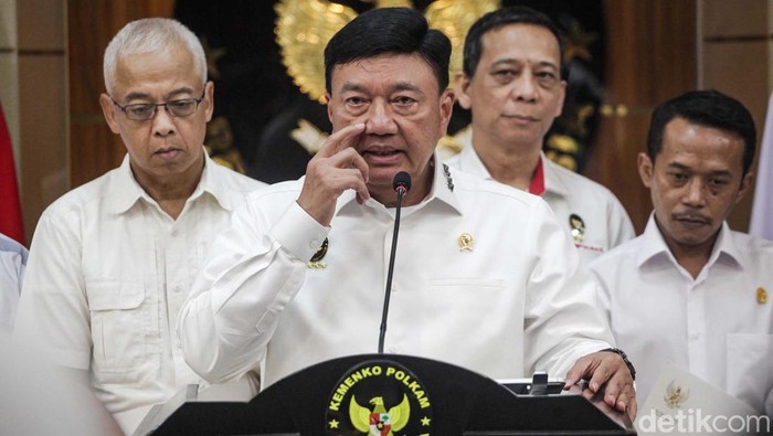 Menteri Koordinator Politik dan Keamanan (Menko Polkam) Budi Gunawan rapat bareng  Komisi Kepolisian Nasional (Kompolnas). BG menerangkan perlu pembenahan keorganisasian Kompolnas.