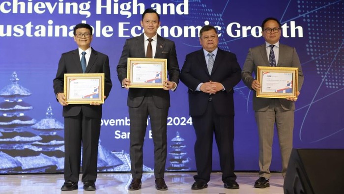 Menteri Koordinator Bidang Infrastruktur dan Pembangunan Kewilayahan (IPK) Agus Harimurti Yudhoyono bareng  Plt Kepala  BPKP Muhammad Yusuf Ateh di saat menghadiri kesibukan Accelerating Natuonal Development Risk Management Implementation Forum 2024 di The Meru Sanur, Denpasar, Senin (11/11/2024). (Foto: Humas Kemenko IPK)