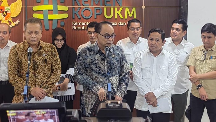 Menteri Koperasi Budi Arie Setiadi buka-bukaan soal tingginya angka impor susu sapi ke Tanah Air.