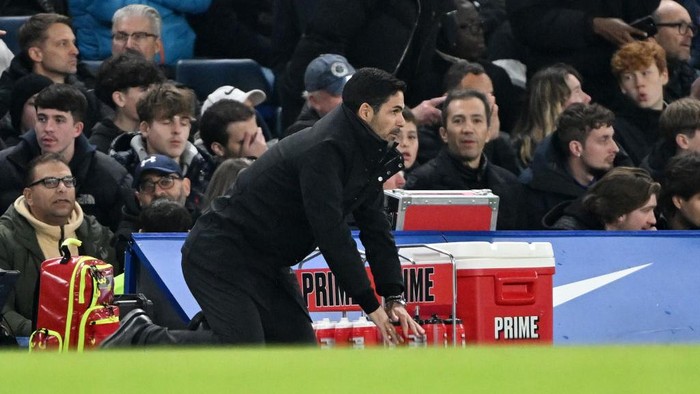 LONDON, ENGLAND - NOVEMBER 10: Mikel Arteta, Manager of Arsenal, reacts on the floor during the Premier League match between Chelsea FC and Arsenal FC at Stamford Bridge on November 10, 2024 in London, England. (Photo by Mike Hewitt/Getty Images)