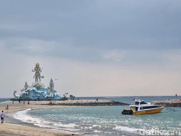 Panorama Pantai Jerman di Tepian Bandara Ngurah Rai Bali