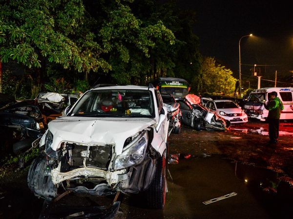 Mobil Korban Kecelakaan Beruntun di Tol Cipularang Dievakuasi