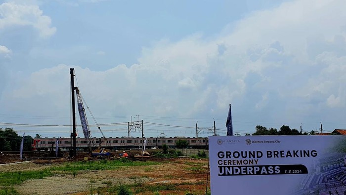 Pembangunan underpass di perumahan Giantara Serpong City