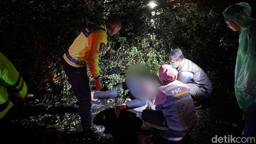 Pohon Asam Maut Menimpa Pemotor di Tengah Badai