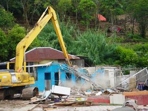 Pemkab Bogor Kembali Bongkar Bangunan Liar di Area Warpat Puncak Pemkab Bogor Kembali Bongkar Bangunan Liar di Area Warpat Puncak