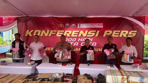 Pengungkapan Jutaan Rokok Ilegal di Surabaya