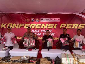 Pengungkapan Jutaan Rokok Ilegal di Surabaya Pengungkapan Jutaan Rokok Ilegal di Surabaya
