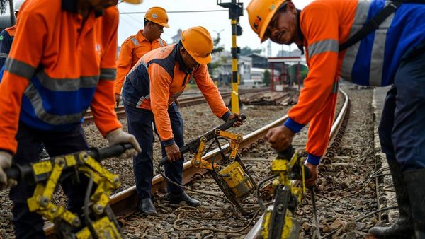 Jelang Nataru, KAI Perbaiki Jalur Kereta Api di Bandung