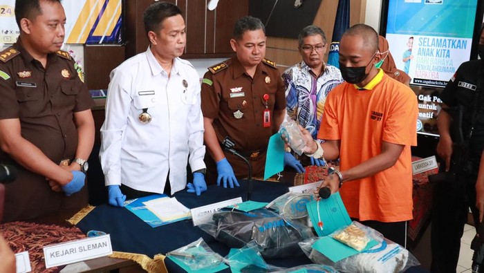 Tersangka Y di saat  menerangkan proses pembuatan ganja jadi selai di Kantor BNNP DIY, Senin (11/11/2024).