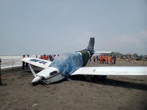 Ada Pesawat Mendarat Darurat di Pantai Cemara Sewu Cilacap Ada Pesawat Mendarat Darurat di Pantai Cemara Sewu Cilacap