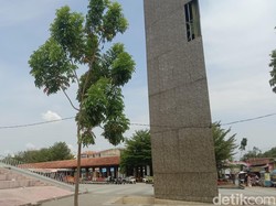 Warga Jatibarang Indramayu Keluhkan Dinding Menara RTH yang Ambrol