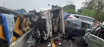 Tragedi di Tol Cipularang: Mobil-mobil Hancur Berantakan dalam Kecelakaan Beruntun yang Mengerikan