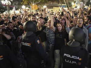 Lambat Atasi Banjir, Puluhan Ribu Warga Valencia Demo Pemerintah