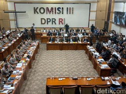 Kapolri Hadiri Rapat Komisi III DPR