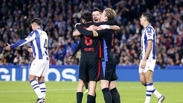 Soccer Football - LaLiga - Real Sociedad v FC Barcelona - Reale Arena, San Sebastian, Spain - November 10, 2024 FC Barcelona's Robert Lewandowski celebrates scoring their first goal with Pedri and Frenkie de Jong REUTERS/Vincent West