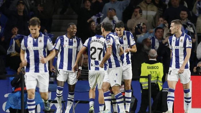 Soccer Football - LaLiga - Real Sociedad v FC Barcelona - Reale Arena, San Sebastian, Spain - November 10, 2024 Real Sociedads Sheraldo Becker celebrates scoring their first goal with teammates REUTERS/Vincent West