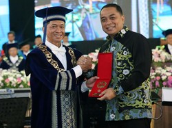 Eri Cahyadi Terima Penghargaan Wira Adhiwasesa dari ITS