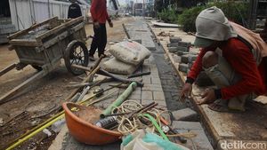 Revitalisasi Trotoar di Kedoya Terus Dikebut