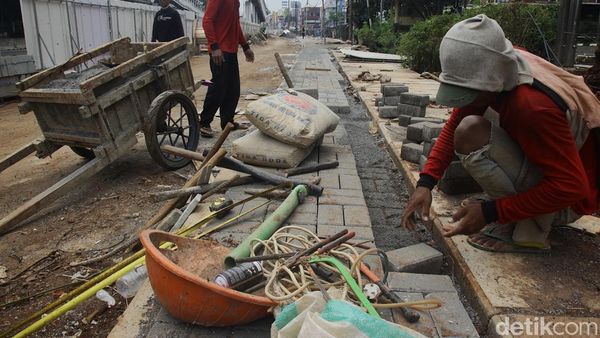 Revitalisasi Trotoar di Kedoya Terus Dikebut