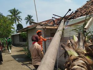 BPBD Catat 56 Rumah di Jonggol Bogor Rusak Akibat Angin Kencang BPBD Catat 56 Rumah di Jonggol Bogor Rusak Akibat Angin Kencang