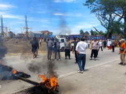 Warga Tutup Jalan Antang, Minta Pengembang Ganti Rugi Pagar SDN Pannara