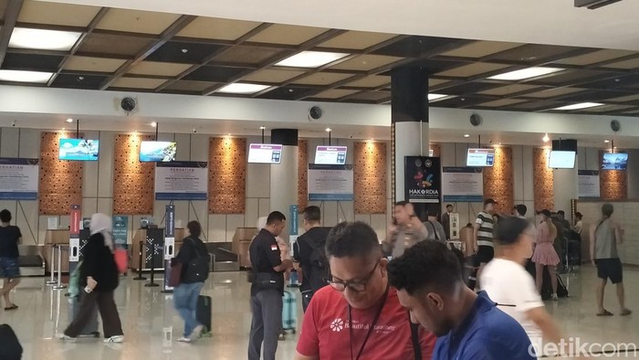 Sejumlah penumpang tujuan Jakarta melakukanÂ proses check in di Bandara Komodo, Labuan Bajo, ManggaraiÂ Barat, NTT, Senin (11/11/2024) sore. (Foto: Ambrosius Ardin/detikBali) Bandara Labuan Bajo