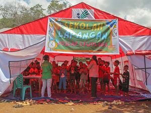 Siswa SD Terdampak Erupsi Lewotobi Belajar di Posko Pengungsian Siswa SD Terdampak Erupsi Lewotobi Belajar di Posko Pengungsian