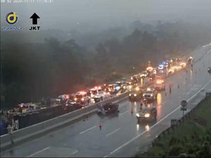 Ngeri Tabrakan Beruntun di Tol Cipularang, Ada Mobil Sampai Keluar Jalur Ngeri Tabrakan Beruntun di Tol Cipularang, Ada Mobil Sampai Keluar Jalur