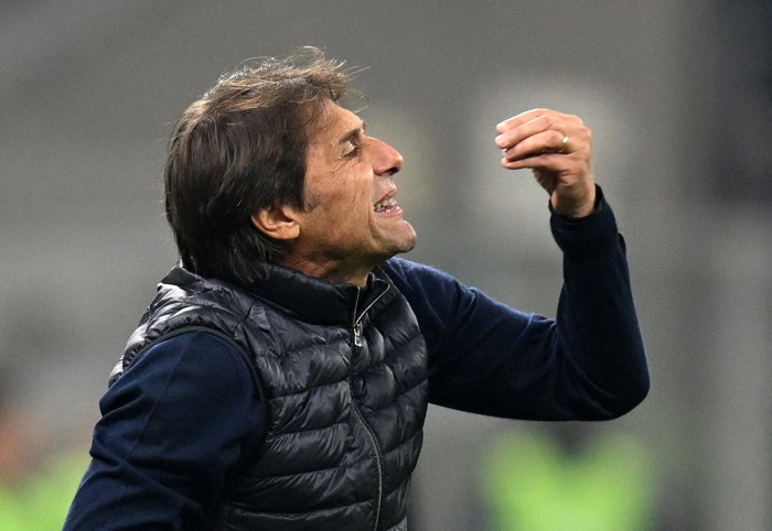Soccer Football - Serie A - Inter Milan v Napoli - San Siro, Milan, Italy - November 10, 2024 Napoli coach Antonio Conte reacts REUTERS/Daniele Mascolo