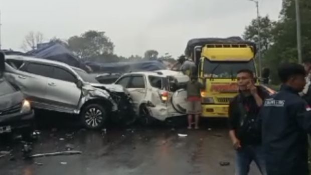 Suasana kecelakaan di Tol Cipularang, Jawa Barat, Senin (11/11/2024). (Istimewa)