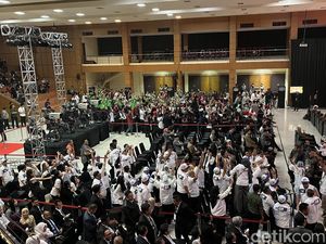 Saling Adu Yel-yel Meriahkan Suasana Debat Pilgub Jabar Saling Adu Yel-yel Meriahkan Suasana Debat Pilgub Jabar