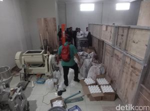 Pabrik Pil Setan di Tasikmalaya Digerebek Polisi Pabrik Pil Setan di Tasikmalaya Digerebek Polisi