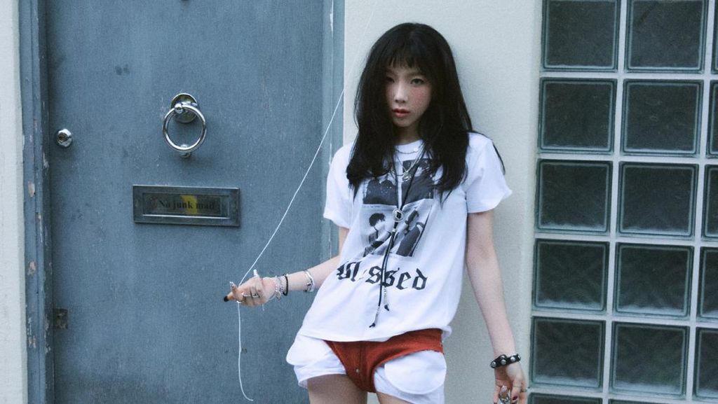 7 Gaya Nyentrik Taeyeon SNSD Tuai Pro Kontra, Pakai Underwear di Luar Baju 7 Gaya Nyentrik Taeyeon SNSD Tuai Pro Kontra, Pakai Underwear di Luar Baju