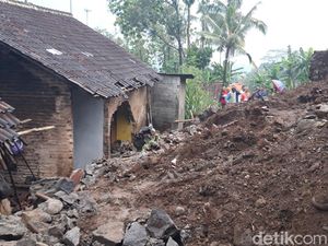 Longsor Timpa Rumah Warga-Tutup Jalan Desa di Karanggeneng Boyolali Longsor Timpa Rumah Warga-Tutup Jalan Desa di Karanggeneng Boyolali
