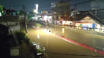 Air Bah Menerjang Perumahan di Tangsel, Tanggul Jebol Jadi Biang Kerok