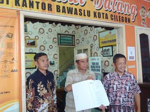 Cawalkot Helldy Laporkan Fajar ke Bawaslu Cilegon soal Undian Umroh Gratis Cawalkot Helldy Laporkan Fajar ke Bawaslu Cilegon soal Undian Umroh Gratis