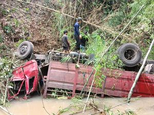Truk Muat Koral Terjun ke Sungai Blitar, 2 Orang Tewas-3 Luka