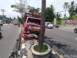 Brakk! 2 Truk Kecelakaan di Magelang, 1 Nyangkut di Median Jalan