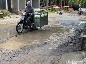 Cara Warga Senden Trenggalek Protes Jalan Rusak dengan Sentilan Menohok