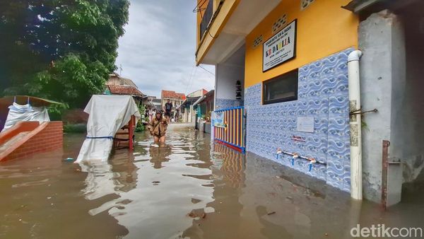 Foto Kepasrahan Warga CPI Kabupaten Bandung Terlanda Banjir