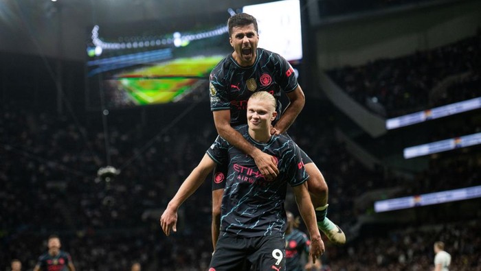 LONDON, ENGLAND - MAY 14: Erling Haaland of Manchester City celebrates with Rodri after scoring their second goal from the penalty spot during the Premier League match between Tottenham Hotspur and Manchester City at Tottenham Hotspur Stadium on May 14, 2024 in London, England.(Photo by Sebastian Frej/MB Media/Getty Images)