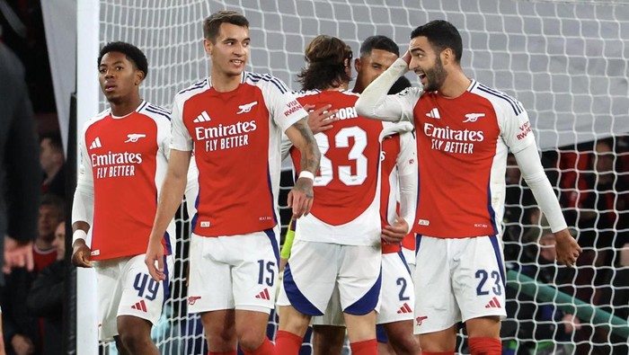 LONDON, ENGLAND - OCTOBER 01: Mikel Merino #23 and Jakub Kiwior #15 of Arsenal celebrate the victory with teammattes after the UEFA Champions League 2024/25 League Phase MD2 match between Arsenal FC and Paris Saint-Germain at Emirates Stadium on October 01, 2024 in London, England. (Photo by Xavier Laine/Getty Images)