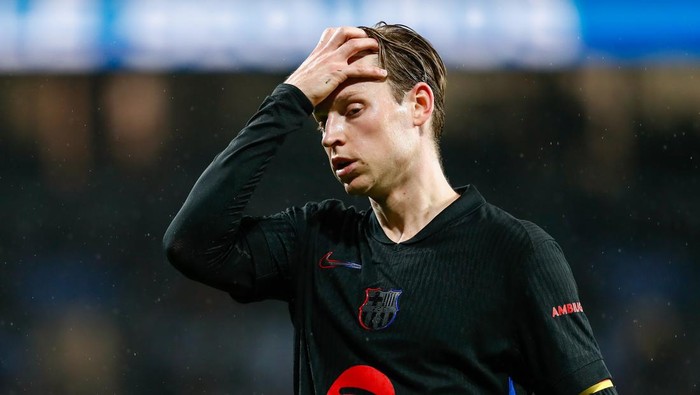 2184062644 SAN SEBASTIAN, SPAIN - NOVEMBER 10: Frenkie de Jong of FC Barcelona gestures during the Spanish League, LaLiga EA Sports, football match played between Real Sociedad and FC Barcelona at Reale Arena stadium on November 10, 2024, in San Sebastian, Guipuzcoa, Spain. (Photo By Irina R. Hipolito/Europa Press via Getty Images)
