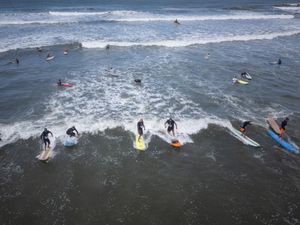 Aksi Ratusan Lansia di Brasil Berselancar Pecahkan Rekor Dunia